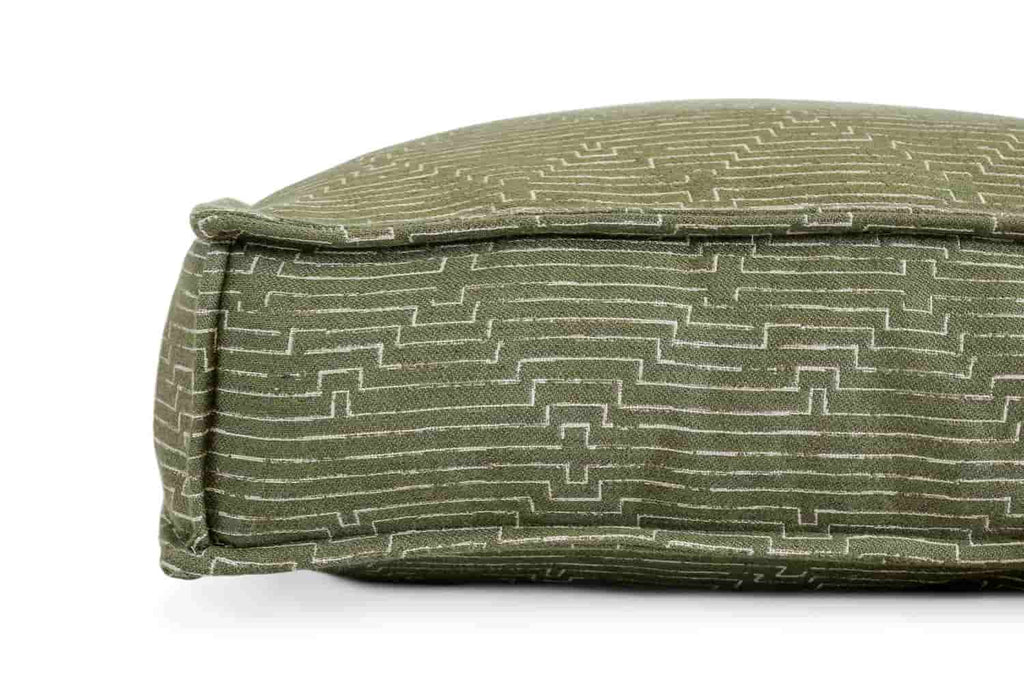 The closer visual of the corner of the mossy mutt houndry lounge bed. The fabric is forest green with off-white diamond-like lines throughout